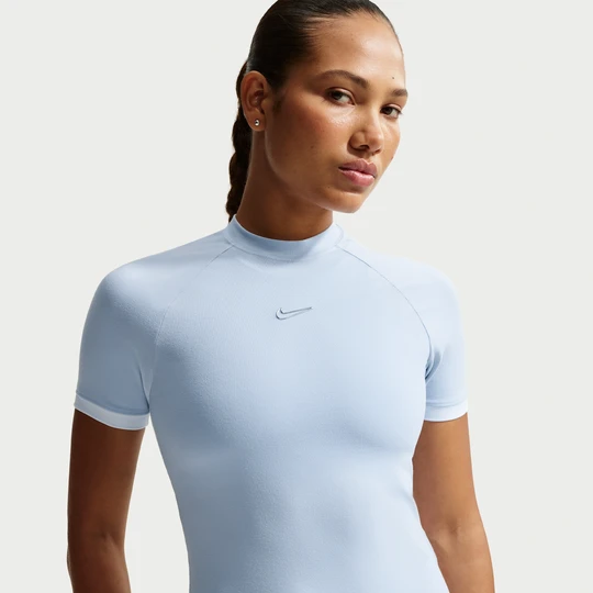 Zdjęcie produktu Damski top o dopasowanym kroju z krótkim rękawem Nike - Niebieski