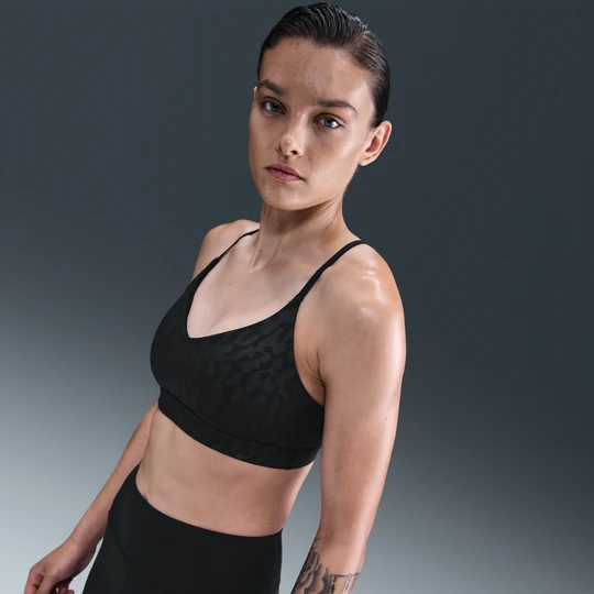 Zdjęcie produktu Damski usztywniany stanik sportowy z regulacją i nadrukiem zapewniający lekkie wsparcie Nike Indy - Czerń