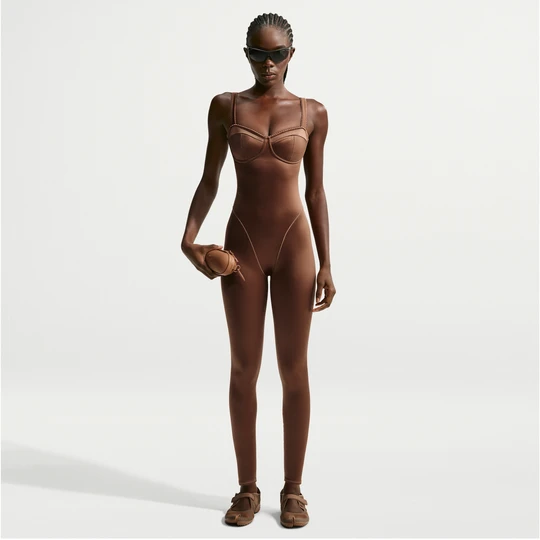 Zdjęcie produktu Damskie body z wykończeniem pikotowym NikeSKIMS Satin Shine - Brązowy