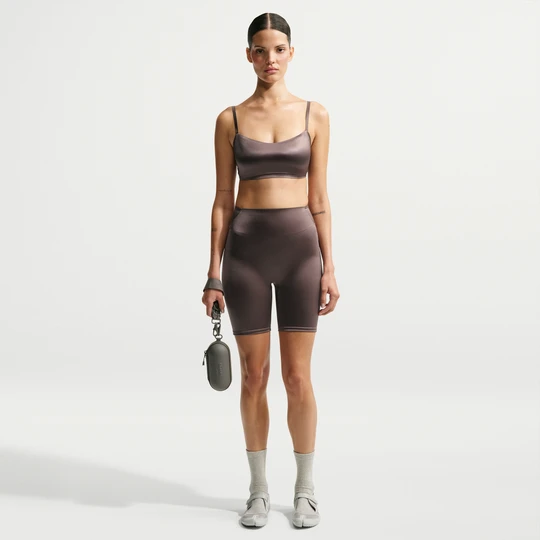 Zdjęcie produktu Damskie kolarki ze średnim stanem i wzmocnionym szwem 18 cm NikeSKIMS Satin Shine - Brązowy