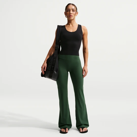 Zdjęcie produktu Damskie legginsy z wysokim stanem i rozszerzanymi nogawkami bez przedniego szwu Nike Zenvy - Zieleń