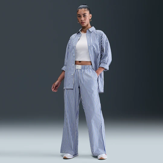 Zdjęcie produktu Damskie luźne spodnie w paski ze średnim stanem Nike Chill Poplin - Niebieski