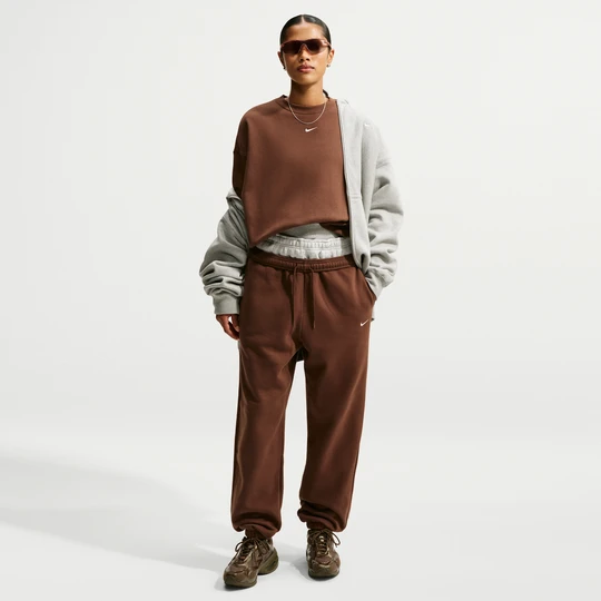 Zdjęcie produktu Damskie oversizowe spodnie z wysokim stanem i ściągaczami Nike Studio Fleece Medium Weight - Brązowy