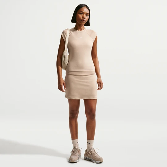 Zdjęcie produktu Damskie przylegające spódnico-spodenki prążkowane ze średnim stanem Nike Chill Knit - Brązowy