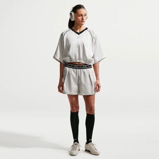 Zdjęcie produktu Damskie satynowe spodenki o luźnym kroju ze średnim stanem Nike - Szary