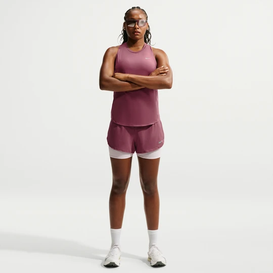 Zdjęcie produktu Damskie spodenki do biegania 2 w 1 z siateczką Dri-FIT Nike Flow - Czerwony