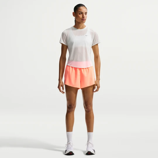 Zdjęcie produktu Damskie spodenki do biegania ze średnim stanem i wszytą bielizną 6 cm Dri-FIT Nike Swift Breathe - Pomarańczowy