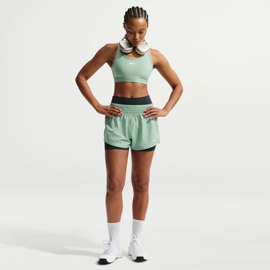 Zdjęcie produktu Damskie spodenki ze średnim stanem i wszytą bielizną Dri-FIT Nike One 7, 5 cm - Zieleń