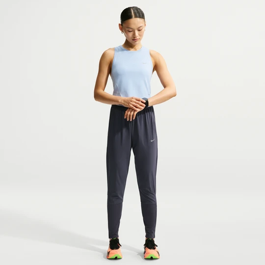 Zdjęcie produktu Damskie spodnie do biegania ze średnim stanem Nike Swift Dri-FIT - Szary