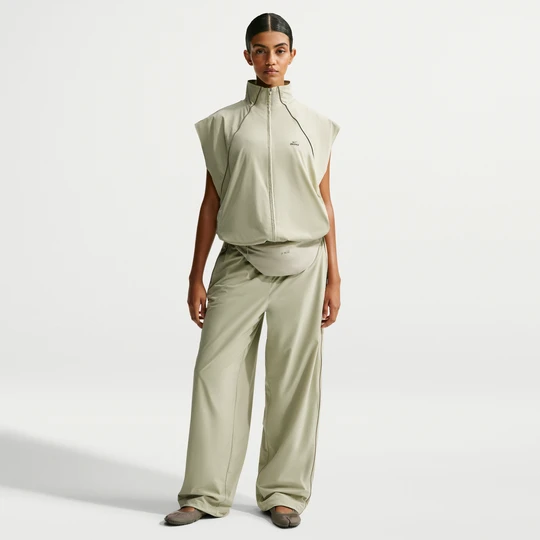Zdjęcie produktu Damskie spodnie o kroju oversize NikeSKIMS Stretch Nylon - Zieleń