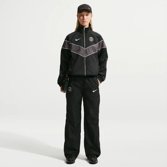 Zdjęcie produktu Damskie spodnie piłkarskie z tkaniny z wysokim stanem Nike Paris Saint-Germain Windrunner - Czerń
