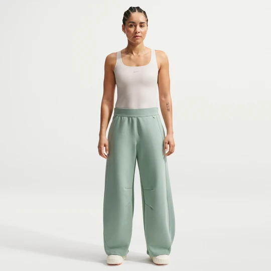 Zdjęcie produktu Damskie spodnie z wysokim stanem i szerokimi nogawkami Nike 24.7 ImpossiblySoft - Zieleń