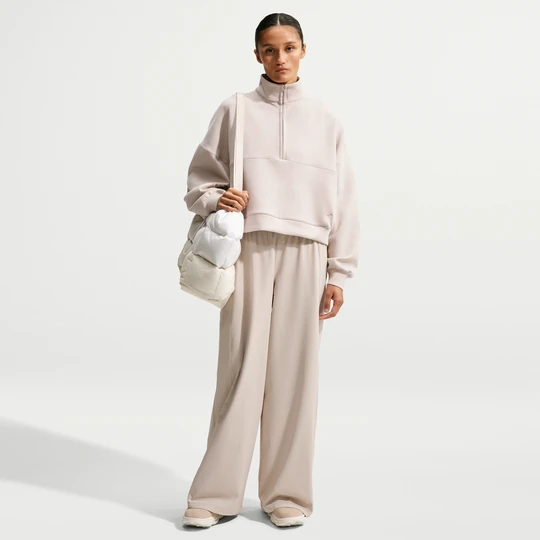 Zdjęcie produktu Damskie spodnie ze średnim stanem i szerokimi nogawkami Dri-FIT Nike 24.7 PerfectStretch - Brązowy