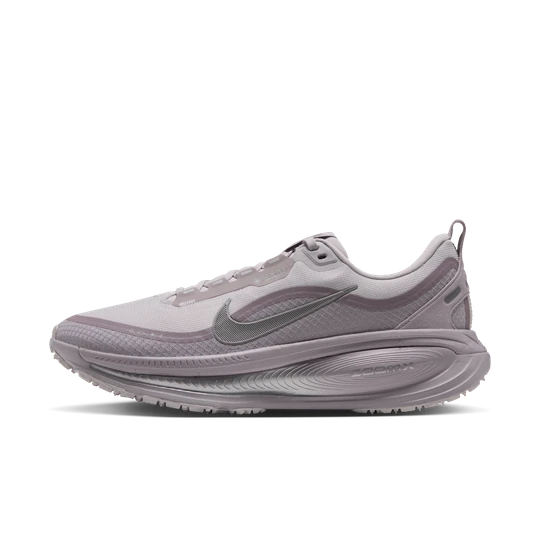 Zdjęcie produktu Damskie wodoszczelne buty do biegania po asfalcie z akcentami o designie odbijającym światło Nike Vomero 18 GORE-TEX - Szary