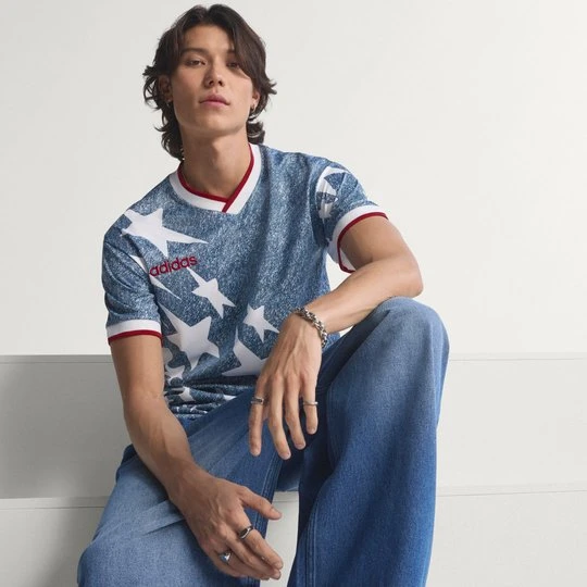 Zdjęcie produktu Denimowa koszulka z grafiką Adidas
