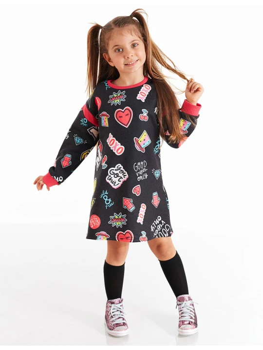 Zdjęcie produktu Denokids Sukienka "Good Vibes" w kolorze czarnym ze wzorem rozmiar: 104