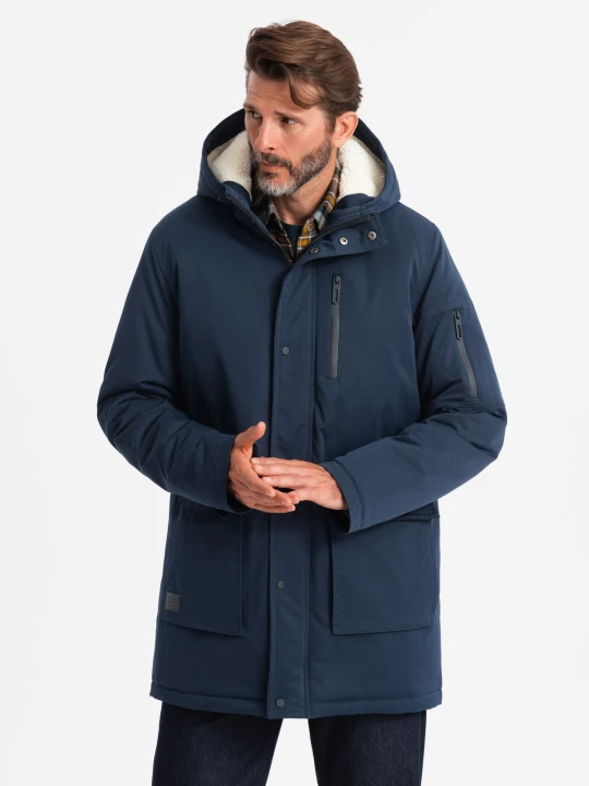 Zdjęcie produktu Długa męska kurtka parka z kożuszkiem – granatowa V2 Ombre Clothing