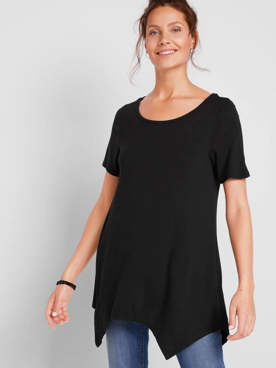 Zdjęcie produktu Długi shirt z dłuższymi bokami, krótki rękaw BonPrix czarny