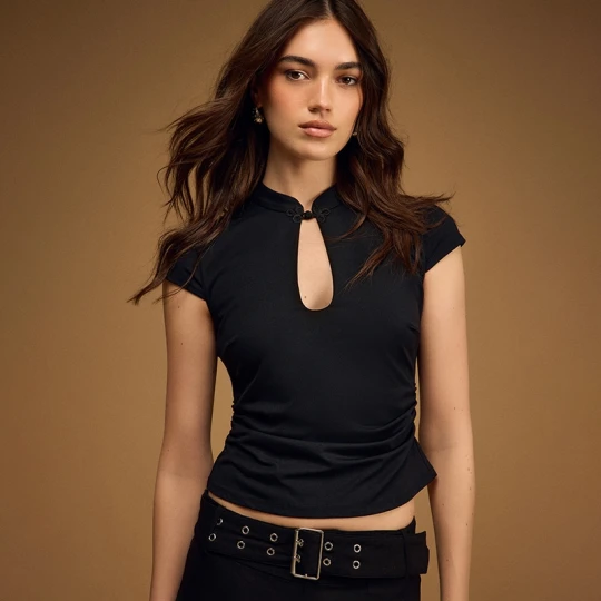Zdjęcie produktu Dopasowana czarna koszulka z dekoltem qipao House