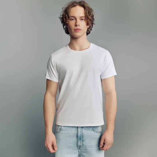Zdjęcie produktu Dopasowana koszulka typu baby tee z okrągłym dekoltem biała House
