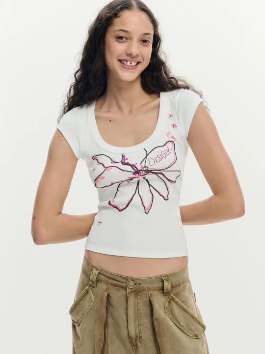 Zdjęcie produktu Dopasowana koszulka w kwiaty Desigual biały
