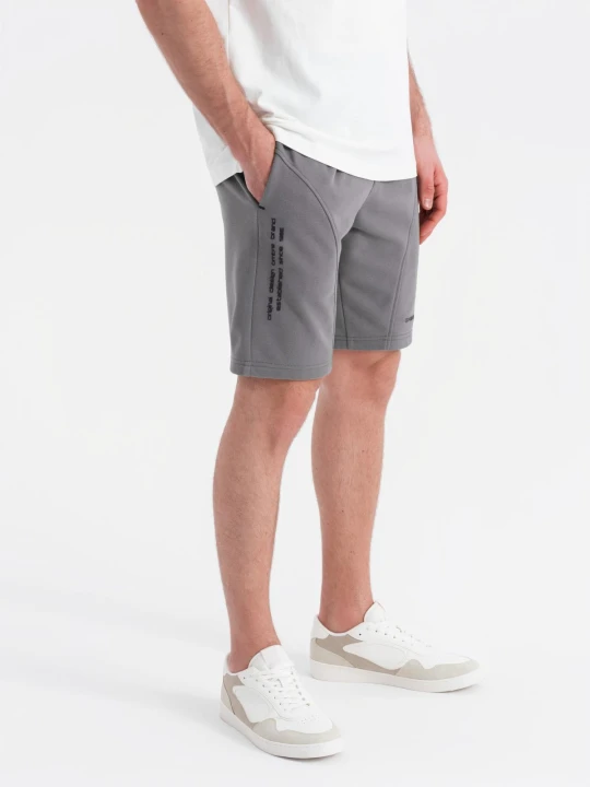 Zdjęcie produktu Dopasowane męskie krótkie dresowe spodenki z nadrukami – szare V3 - Rozmiar: XXL Ombre Clothing