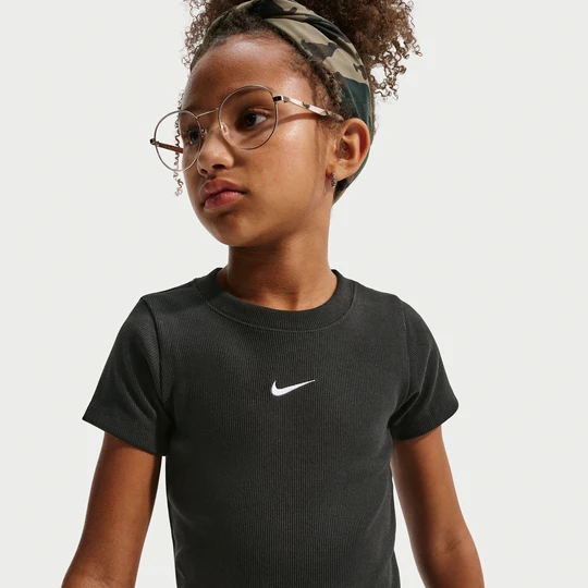 Zdjęcie produktu Dopasowany T-shirt o skróconym kroju ze ściągaczem dla dużych dzieci (dziewcząt) Nike - Czerń
