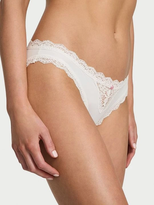 Zdjęcie produktu Dream Angels Majtki z koronką na krawędziach Lace-Trim Bikini Victoria's Secret Biały