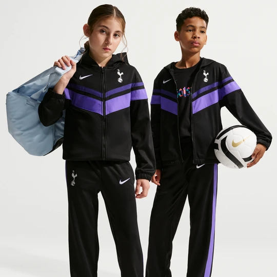 Zdjęcie produktu Dres piłkarski z kapturem dla dużych dzieci Nike Dri-FIT Tottenham Hotspur (wersja trzecia) - Czerń