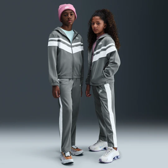 Zdjęcie produktu Dres z kapturem dla dużych dzieci Dri-FIT Nike - Szary