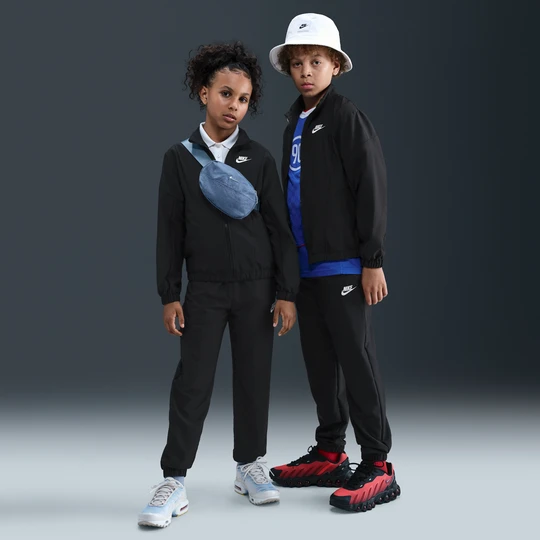 Zdjęcie produktu Dres z tkaniny dla dużych dzieci Nike - Czerń