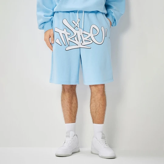 Zdjęcie produktu Dresowe jasoniebieskie szorty z nadrukiem Tribe w stylu graffiti House