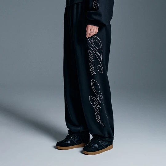 Zdjęcie produktu Dresowe joggery z napisem Never Forget z dżetów czarne House