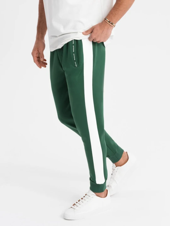 Zdjęcie produktu Dresowe męskie spodnie joggery z kontrastowymi lampasami – ciemnozielone V7 Ombre Clothing ciemnozielony