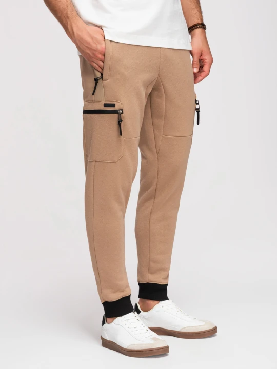 Zdjęcie produktu Dresowe spodnie męskie JOGGER z kieszeniami na udach i kontrastującymi wstawkami - jasnobrązowe V4 - Rozmiar: S Ombre Clothing beżowy