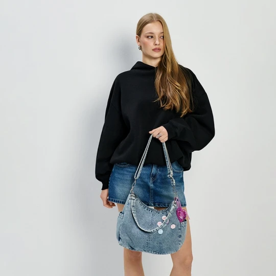 Zdjęcie produktu Duża torba jeansowa z przypinkami i brelokiem jasnoniebieska House jasnoniebieski