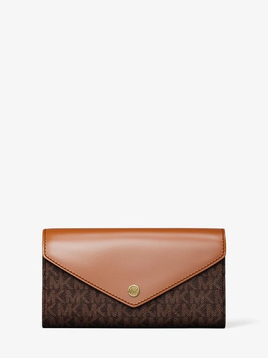 Zdjęcie produktu Duży portfel kopertowy z linii podróżnej Jet Set z charakterystycznym logo Michael Kors BRĄZOWY (Brązowy)