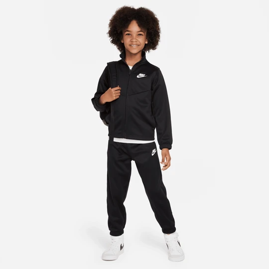 Zdjęcie produktu Dwuczęściowy dres dla małych dzieci Nike Lifestyle Essentials Dri-FIT - Czerń