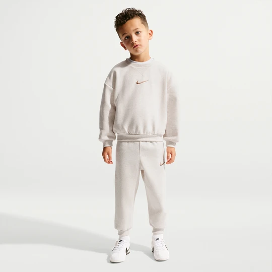 Zdjęcie produktu Dwuczęściowy dzianinowy zestaw dla małych dzieci z bluzą z półokrągłym dekoltem Nike Essential - Brązowy