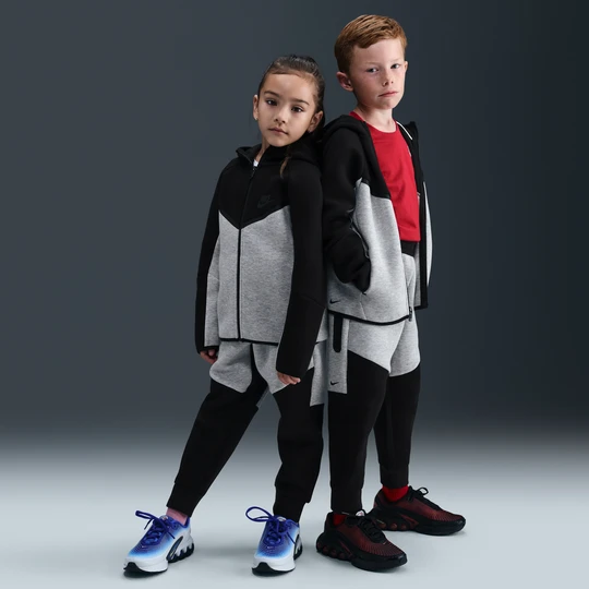 Zdjęcie produktu Dwuczęściowy zestaw z bluzą z zamkiem na całej długości dla małych dzieci Tech Fleece Nike - Czerń