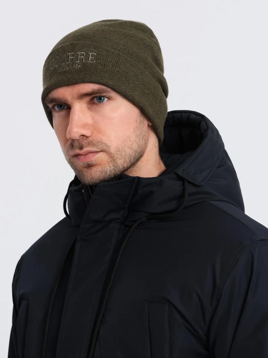 Zdjęcie produktu Dzianinowa czapka męska beanie z haftowanym napisem – oliwkowa V5 Ombre Clothing oliwkowy