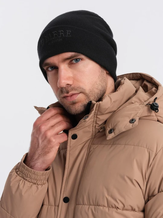 Zdjęcie produktu Dzianinowa męska czapka beanie z haftowanym napisem – czarna V1 Ombre Clothing