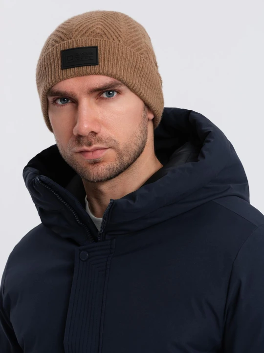 Zdjęcie produktu Dzianinowa męska czapka o sweterkowym splocie z naszywką – jasnobrązowa V4 Ombre Clothing jasnobrązowy