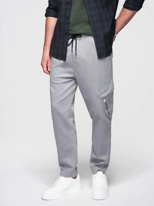 Zdjęcie produktu Dzianinowe joggery męskie z kieszeniami cargo – jasnoszare V4 Ombre Clothing szary