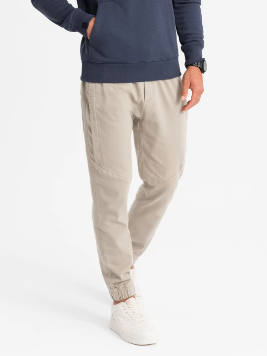 Zdjęcie produktu Dzianinowe spodnie męskie joggery z ozdobną plisą – popielate V1 Ombre Clothing popielaty