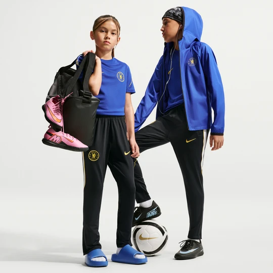 Zdjęcie produktu Dzianinowe spodnie piłkarskie dla dużych dzieci Nike Dri-FIT Chelsea F.C. Strike - Niebieski