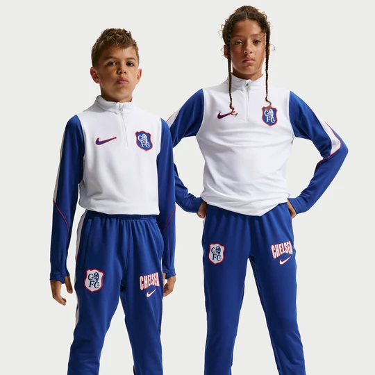 Zdjęcie produktu Dzianinowe spodnie piłkarskie dla dużych dzieci Nike Dri-FIT Chelsea F.C. Strike (wersja trzecia) - Niebieski