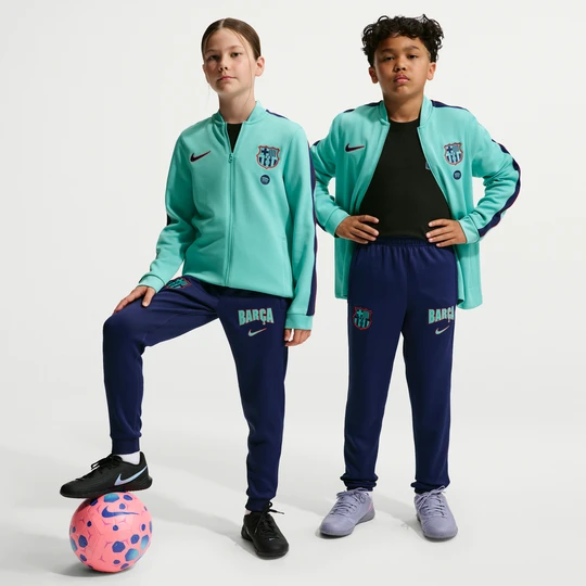 Zdjęcie produktu Dzianinowy dres piłkarski dla dużych dzieci Nike Dri-FIT FC Barcelona Strike (wersja trzecia) - Zieleń
