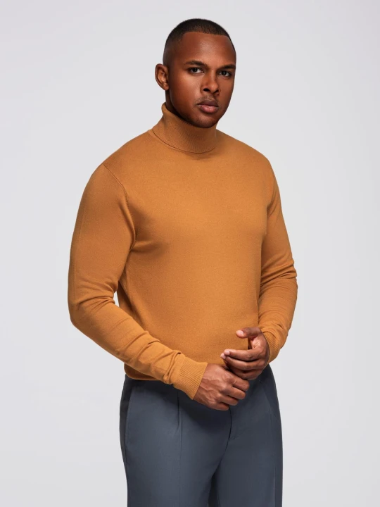 Zdjęcie produktu Dzianinowy męski jednokolorowy golf z wiskozą – camel V8 Ombre Clothing