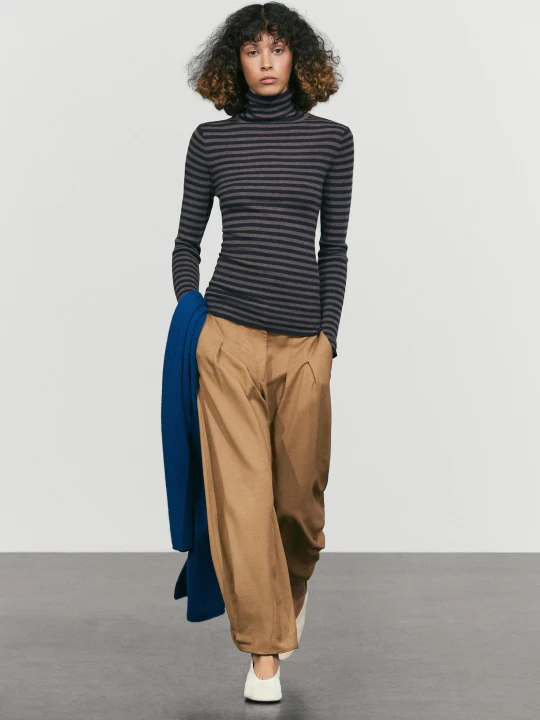 Zdjęcie produktu Dzianinowy Sweter W Paski Z Golfem - Granatowy - Massimo Dutti - Female